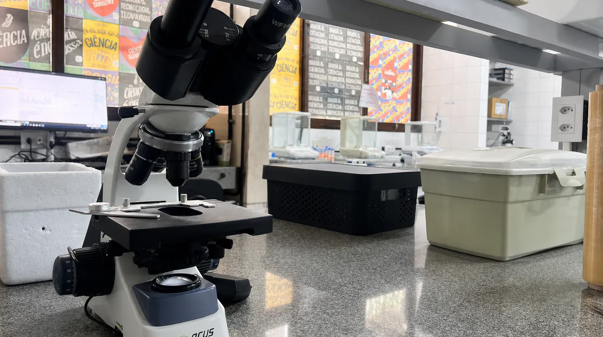 Microscópio sobre a bancada do laboratório