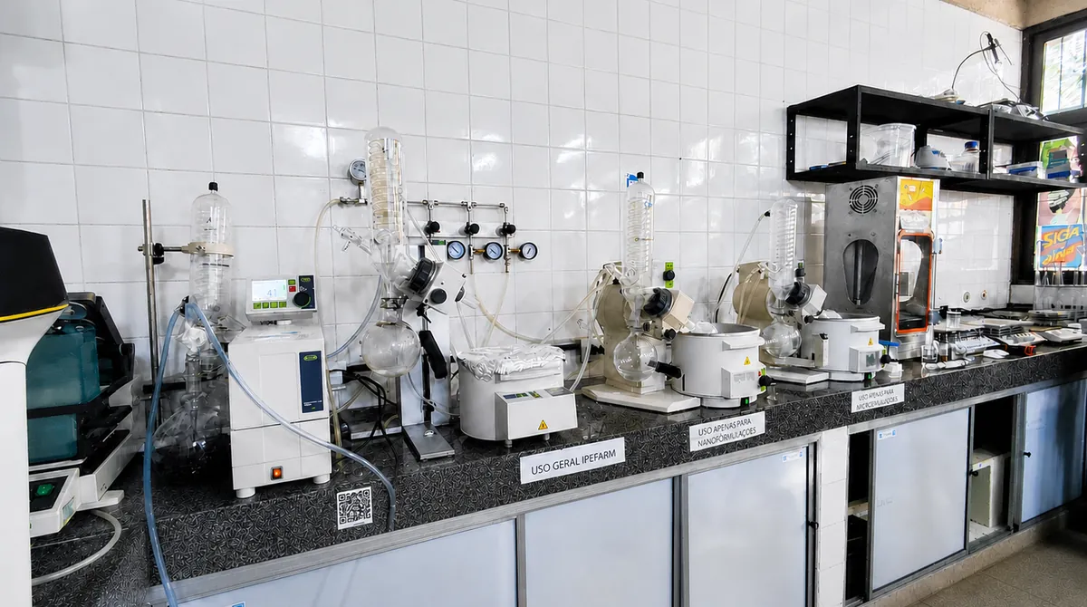 Rotaevaporadores e equipamentos instalados na bancada do laboratório